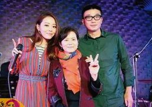 娱乐圈吃瓜酱：从跳伞视频爆红到网友热议的神秘人物